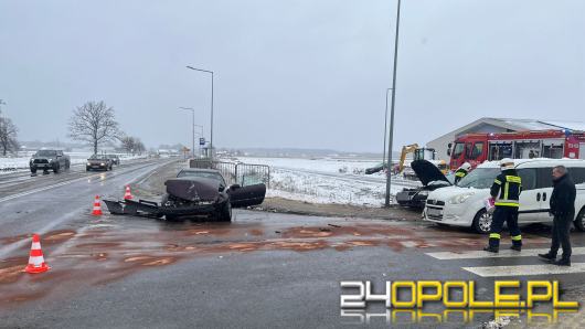 Wypadek trzech pojazdów w Jełowej - dwie osoby poszkodowane