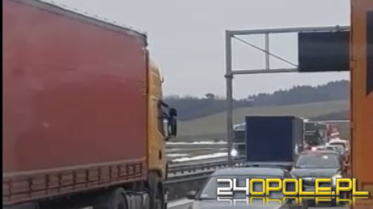 Niebezpieczne manewry na autostradzie A4: kierowcy zawracali w korku i jechali pod prąd