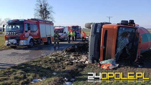 Betonomieszarka z sześcioma kubikami betonu wypadła z drogi na zakręcie