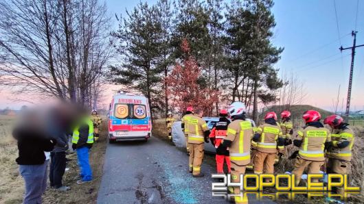 Dachowanie w miejscowości Kadłub. 72-latka zabrana do szpitala