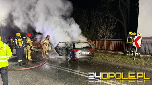 Uderzył w most, auto stanęło w płomieniach, a kierowca przepadł