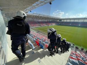 Policja przejęła Stadion Opolski. Ćwiczenia opolskich funkcjonariuszy (VIDEO)