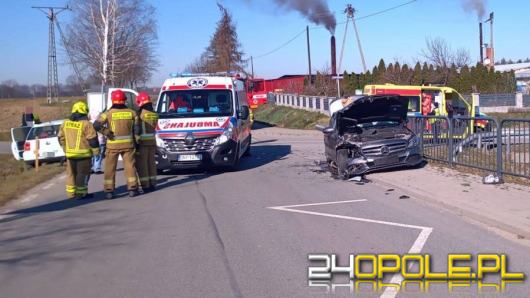 Siestrzechowice: Zderzenie dwóch aut na skrzyżowaniu. Dwie osoby w szpitalu