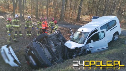 Najechał na tył drugiego auta i wylądowali w rowie. Jedna osoba w szpitalu