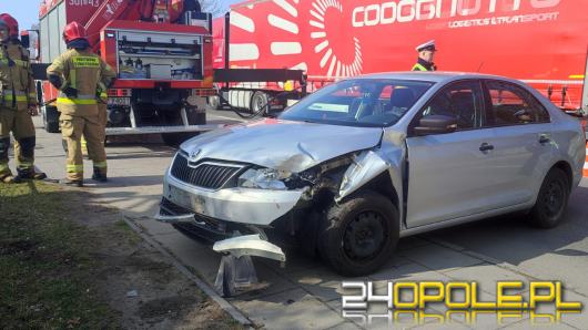 Auto uderzyło w latarnię na ul. Częstochowskiej. Jedna osoba trafiła do szpitala